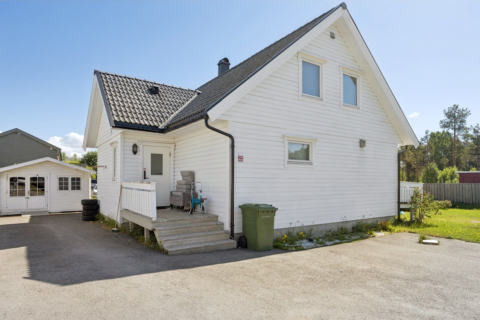 Adkomst til boligen skjer via en utvendig tretrapp ved ytterdøren. Galleribilde