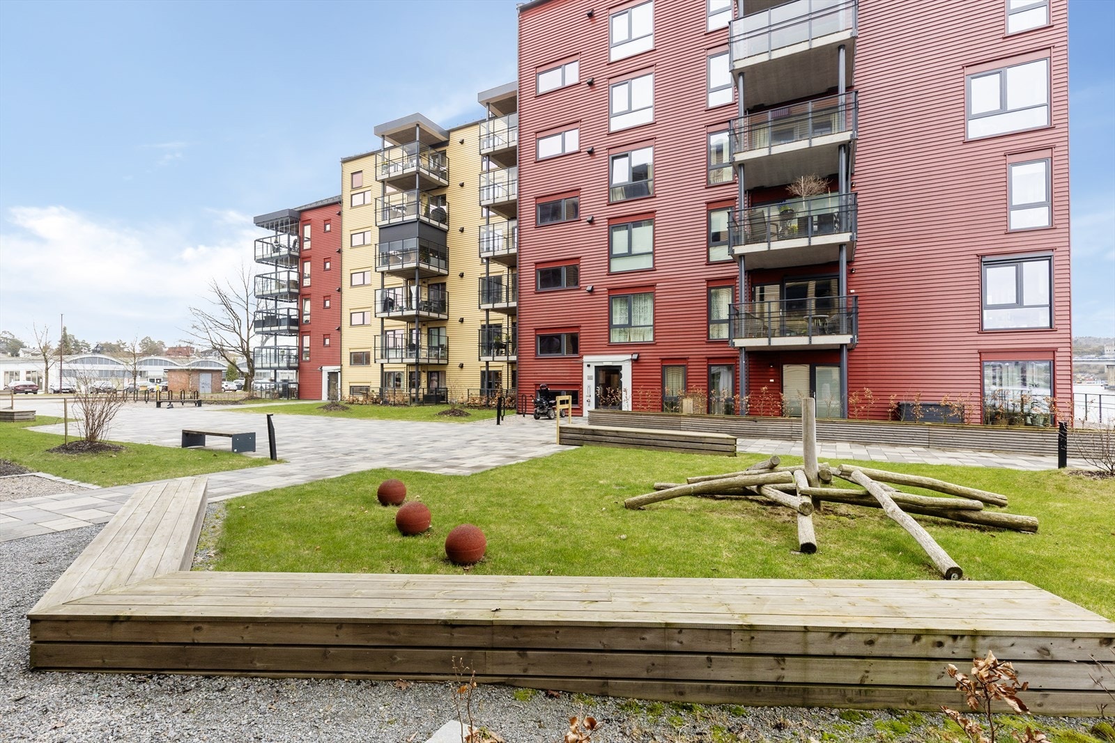 Borettslagets tomt er pent opparbeidet med fine grøntarealer anlagt med plen og diverse beplantning, samt sittebenker til felles bruk. Galleribilde
