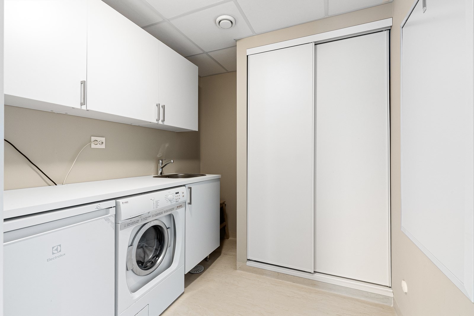 I tillegg har boligen et praktisk vaskerom/ teknisk rom med opplegg for vaskemaskin, innredning med laminat benkeplate, skyllekar og overskap.
Det er vinylbelegg på gulv og malte slette overflater på vegger. Galleribilde