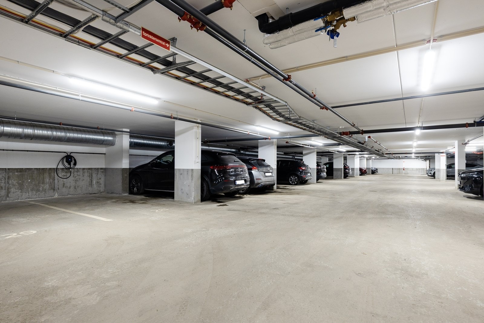 Det er heis fra 3. etasje og ned til bakkeplan, og videre ned til felles garasjekjeller. I garasjekjelleren disponerer boligen en garasjeplass med elbil-lader og en bod på 7 kvm. Galleribilde
