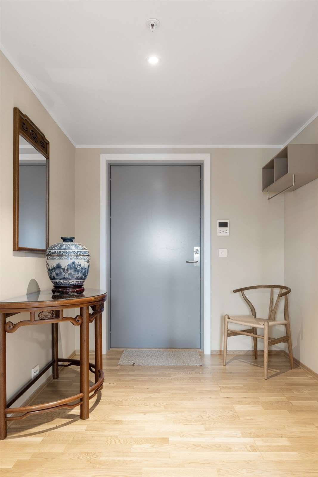 Romslig entré med plass til sko og oppheng av yttertøy. Galleribilde