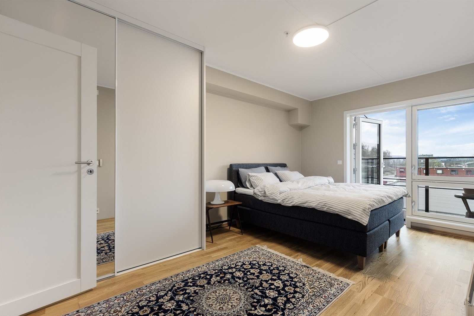 Boligen har to stilrene og delikate soverom. Hovedsoverommet er romslig og har en praktisk skyvedørsgarderobe. Galleribilde