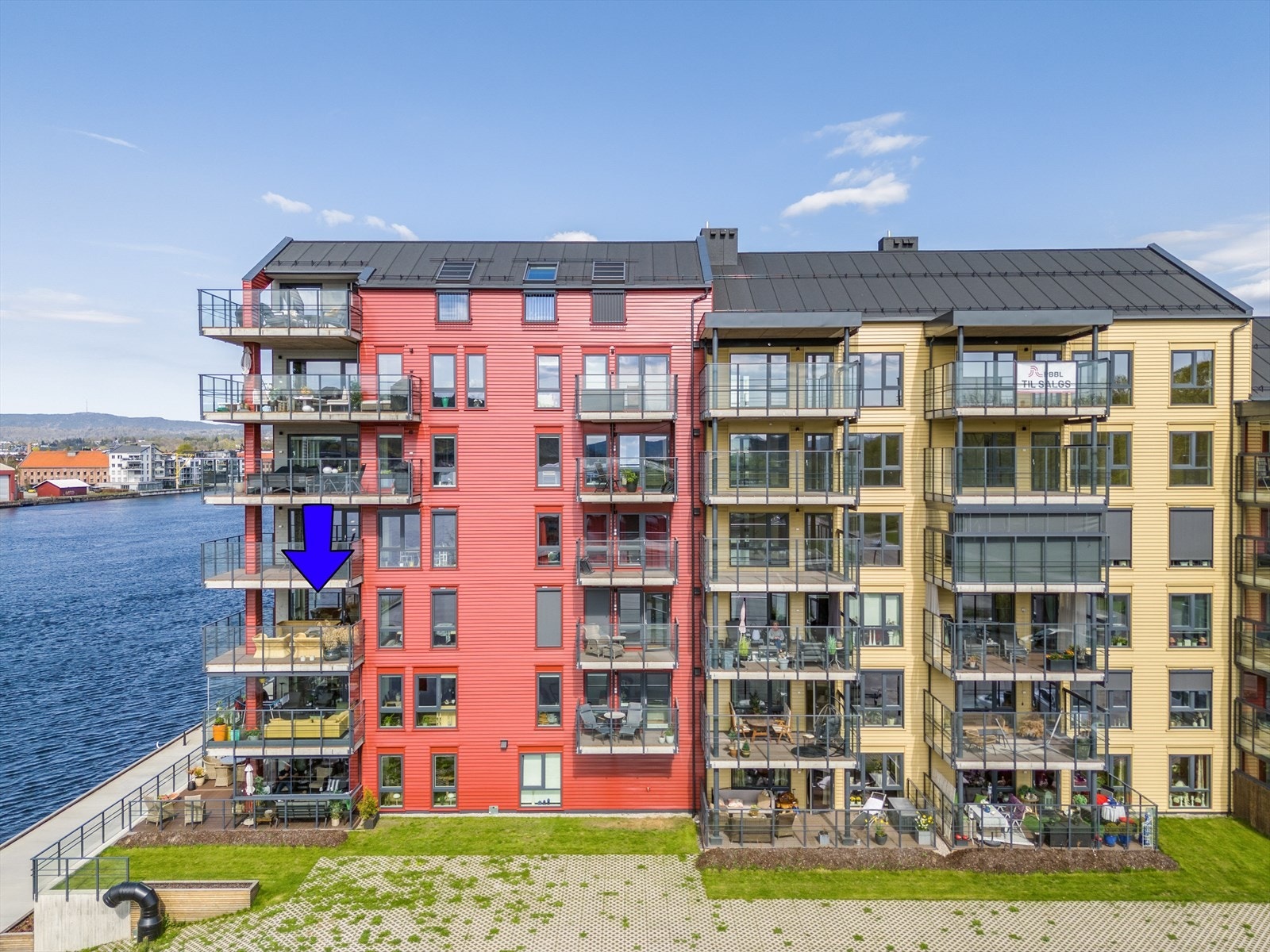 Meget sentralt beliggende med kun 5 minutters gange til Down Town kjøpesenter, med treningssenter, og videre inn til Porsgrunn sentrum. Her finner du et godt utvalg restauranter og kafeer, som ligger langs den vakre elva vår. Galleribilde