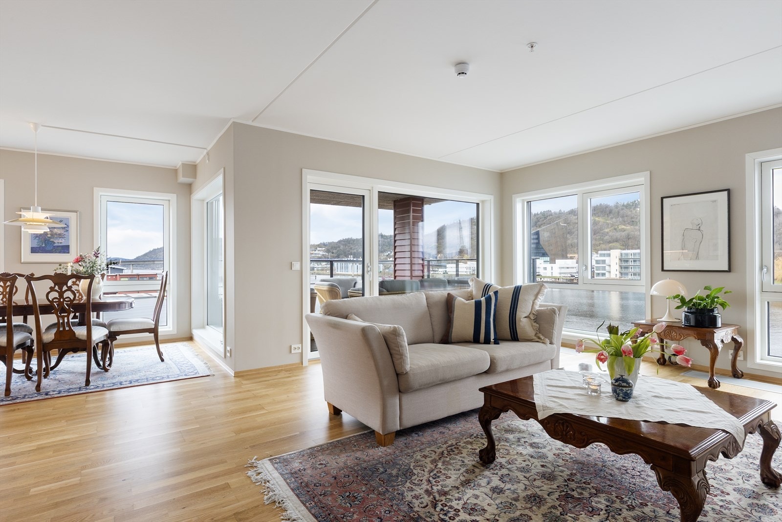 Boligen fremstår som en stor og lekker leilighet fra 2023 med god standard og gjennomgående stil. Det er pen parkett på gulv og malte slette flater på vegger i fargen Sand i store deler av boligen. Balansert ventilasjon og vannbåren varme i stue og gang. Galleribilde
