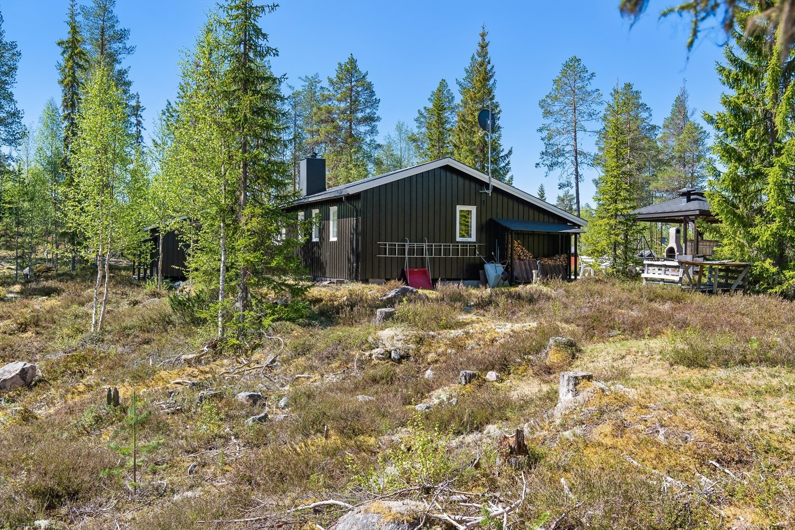 Hytta er oppført i bindingsverk med stående tømmerpanel og er fundamentert på pilarer. Galleribilde