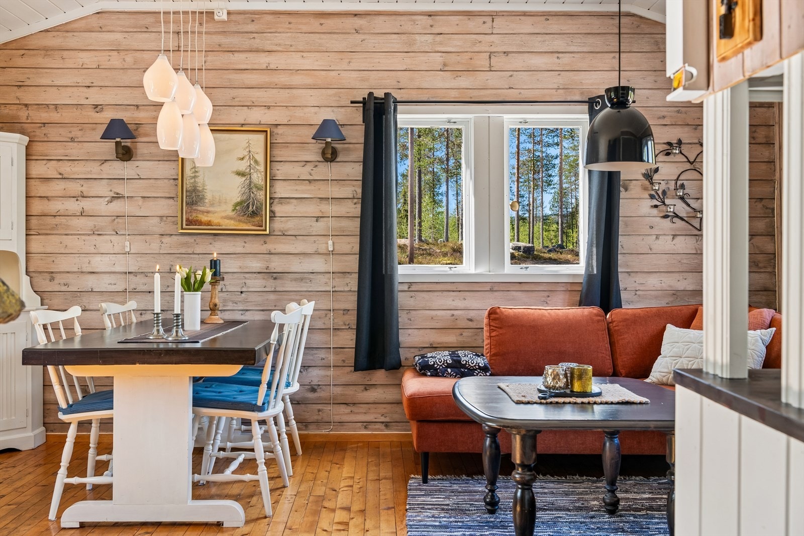 Gjennomgående materialvalg som lakkerte tregulv og panel på vegger og i tak. Galleribilde