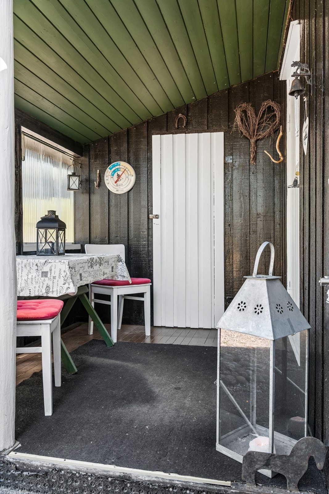 Overbygget og delvis innglasset veranda ved inngangspartiet. Galleribilde
