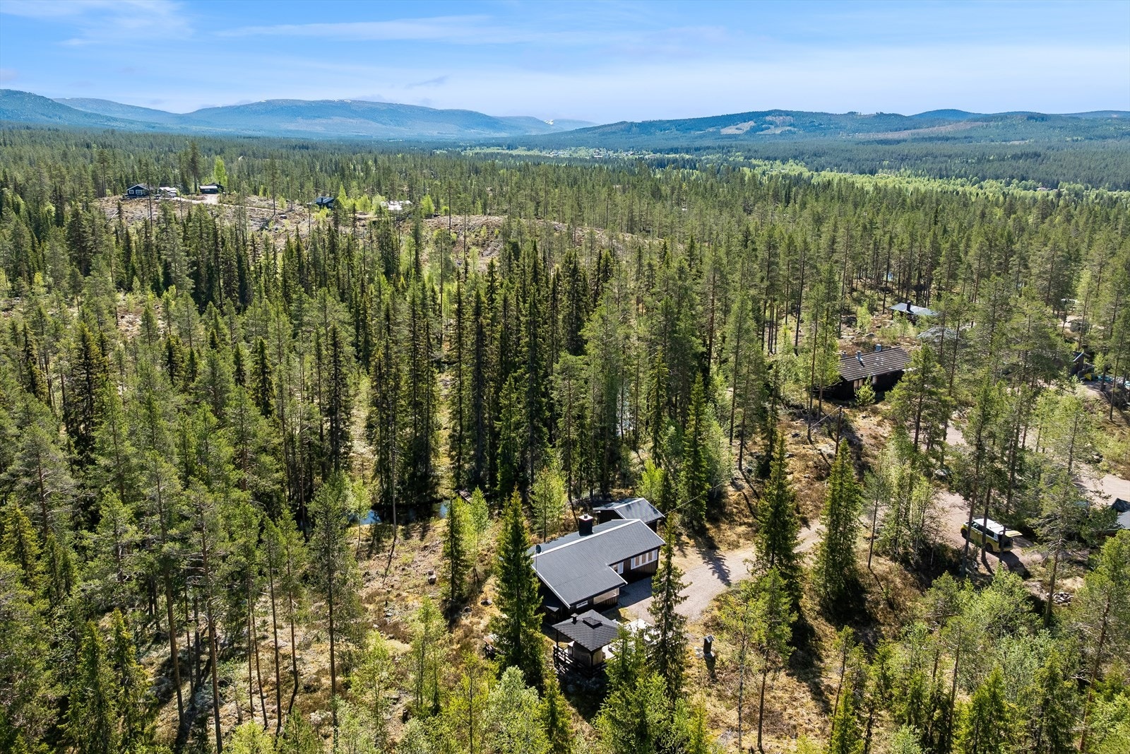 Vakker natur med flotte turmål til fots, på ski og med snøscooter. Galleribilde