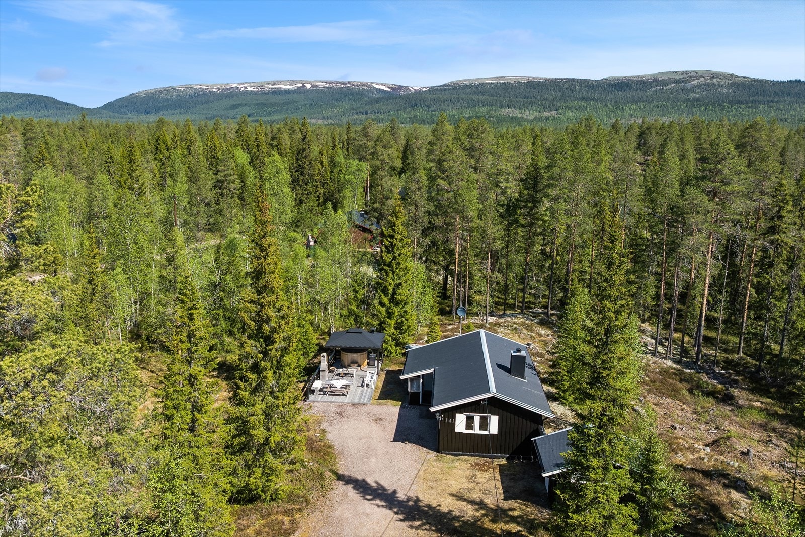 Eiendommen ligger i vakre Ljørdalen og består av hytte, frittstående bod og delvis overbygd uteplass med platting. Galleribilde