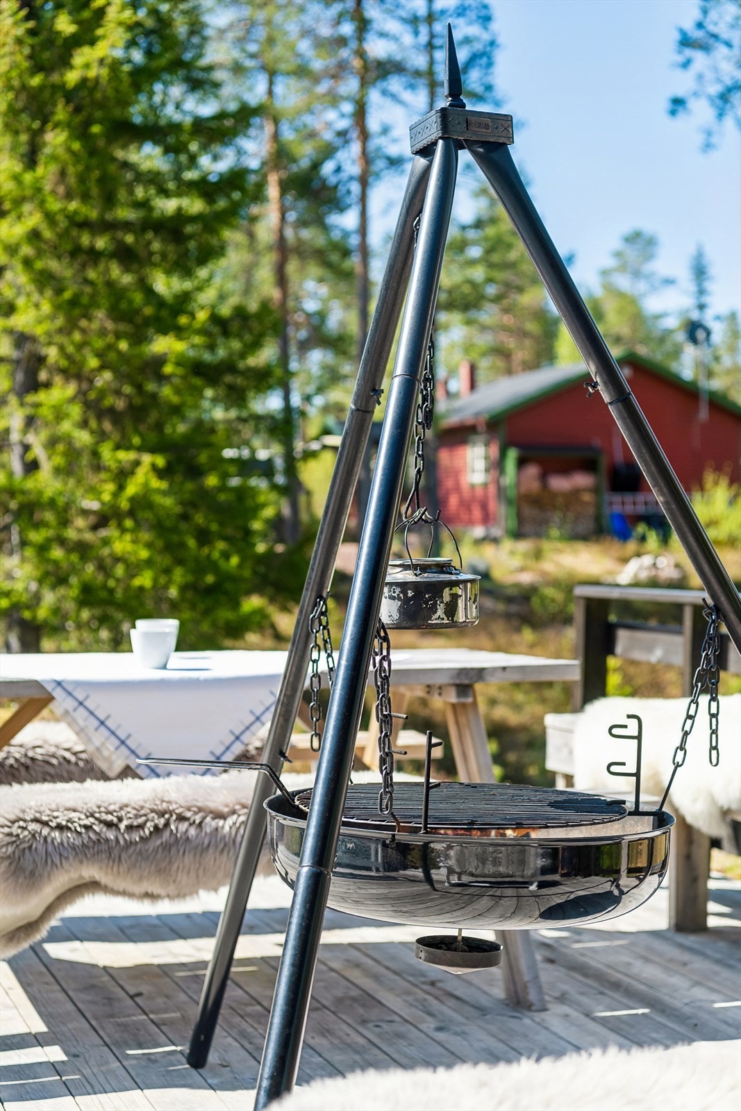 Uteplassen er et hyggelig samlingspunkt med plass til både langbord og grill. Galleribilde