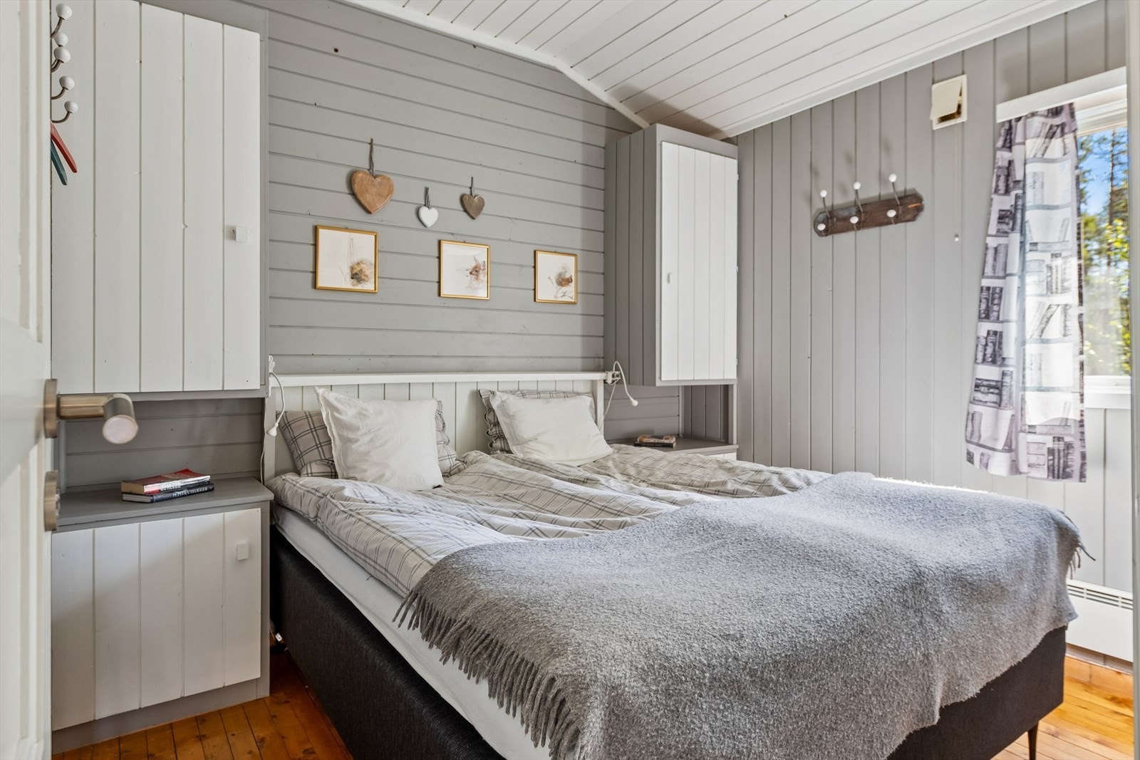 Hytta har fire soverom, som gir fleksible sovemuligheter for familie og gjester. Galleribilde