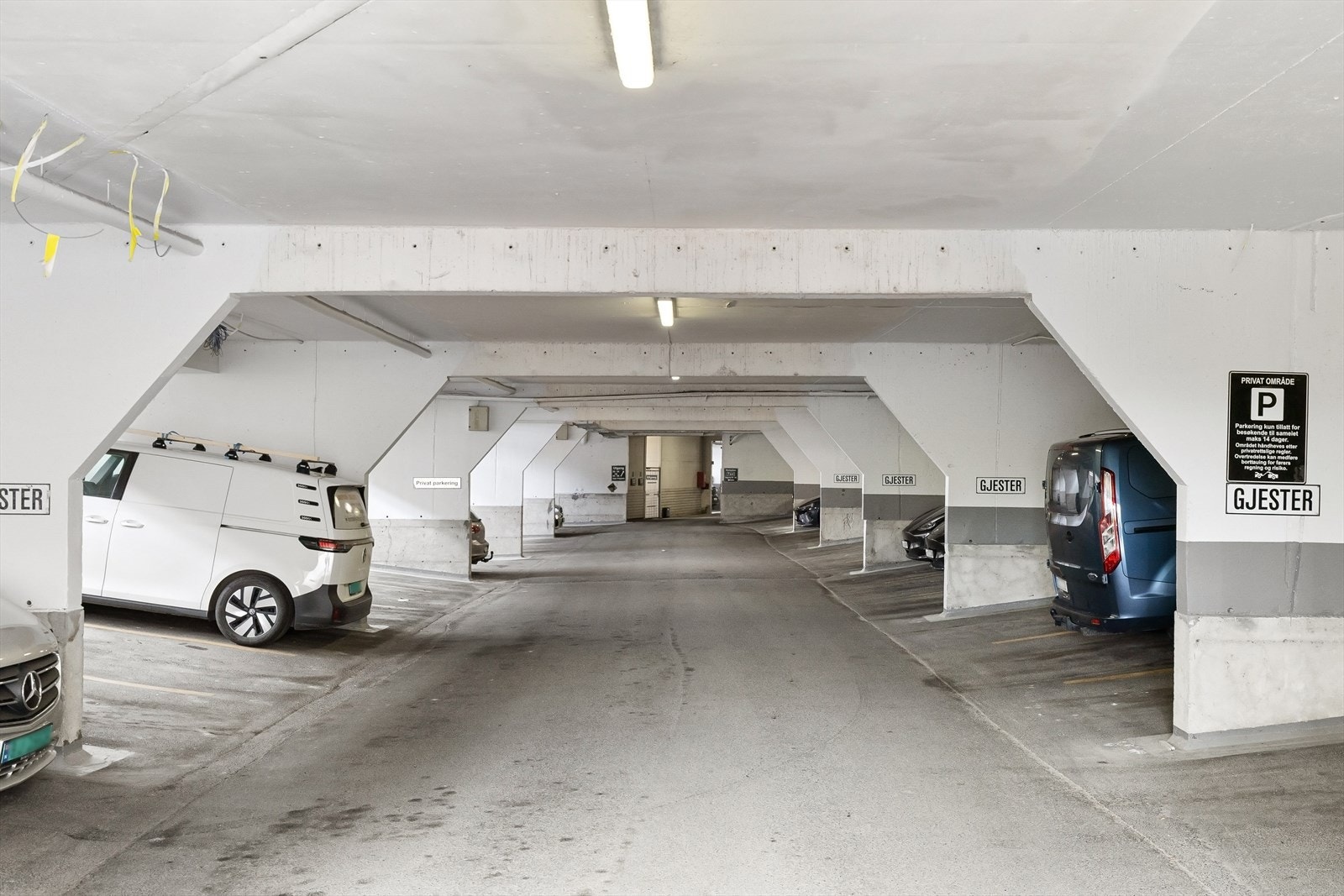 Garasjeplassnr. 309 med elbil lader følger med leiligheten. Det er rikelig med gjesteparkeringsplasser i garasjeanlegget. Galleribilde