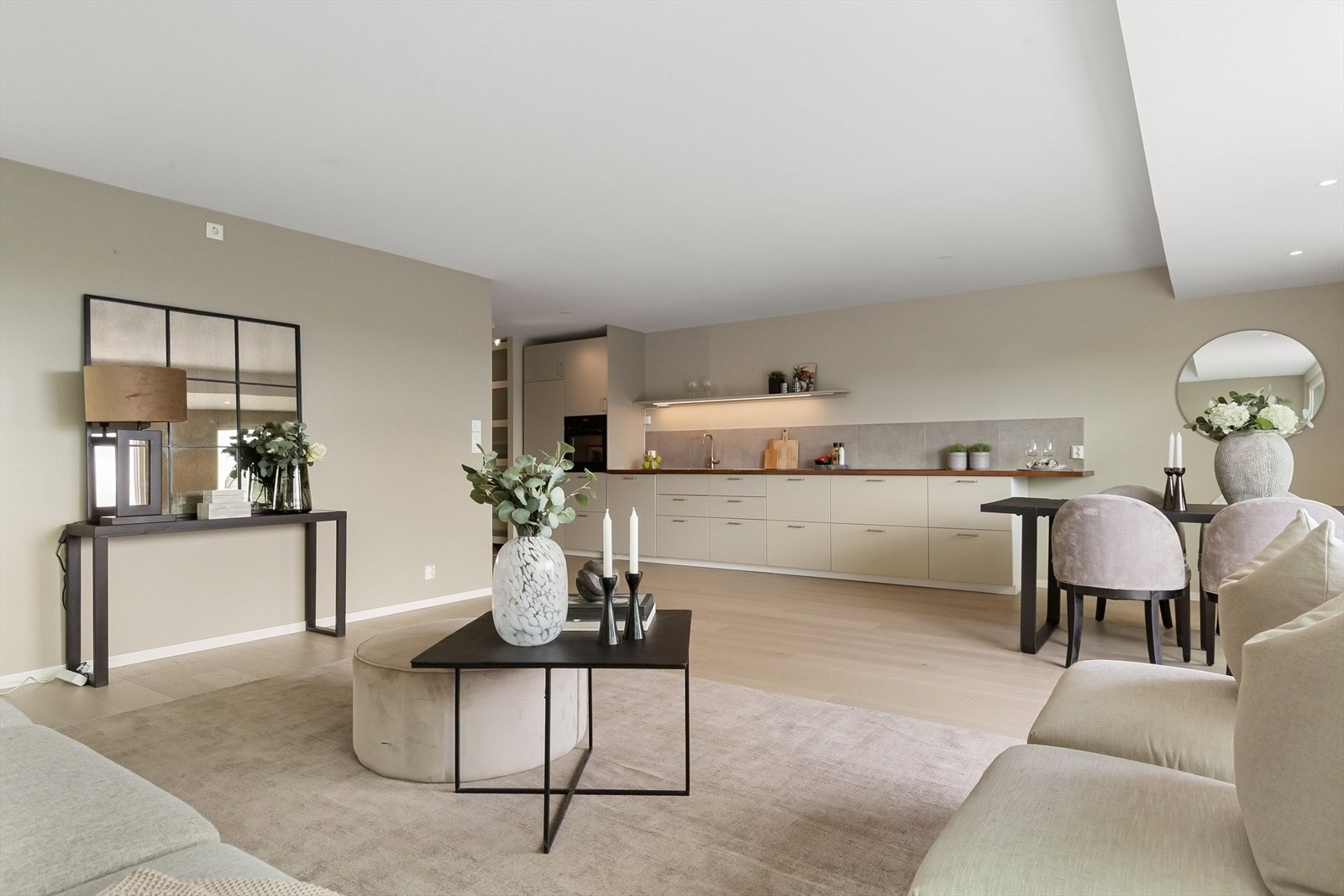 Lekker 1-stavs eikeparkett og laminat strekker seg gjennom leiligheten. Galleribilde