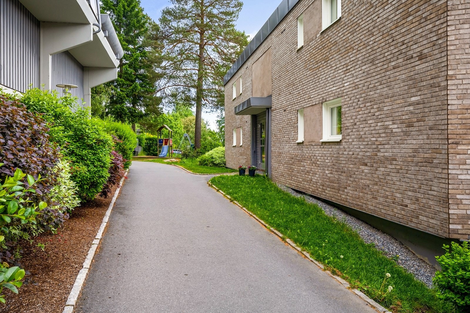 Flotte og velholdte fellesarealer med grønne omgivelser og lekeplass. Galleribilde