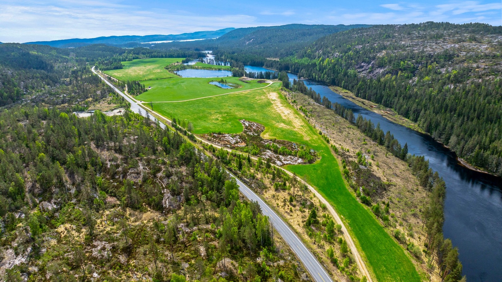 Dyrka jord ligger langs elva og er i dag utleid for ca kr 70.000,- Galleribilde