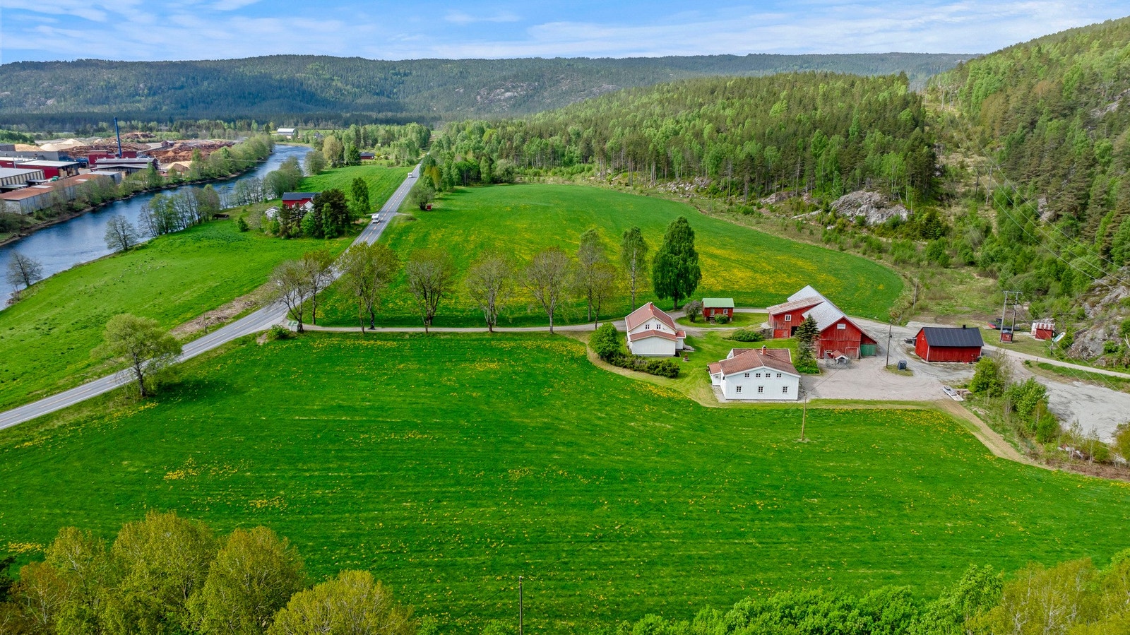 Idyllisk til i åpent landskap Galleribilde