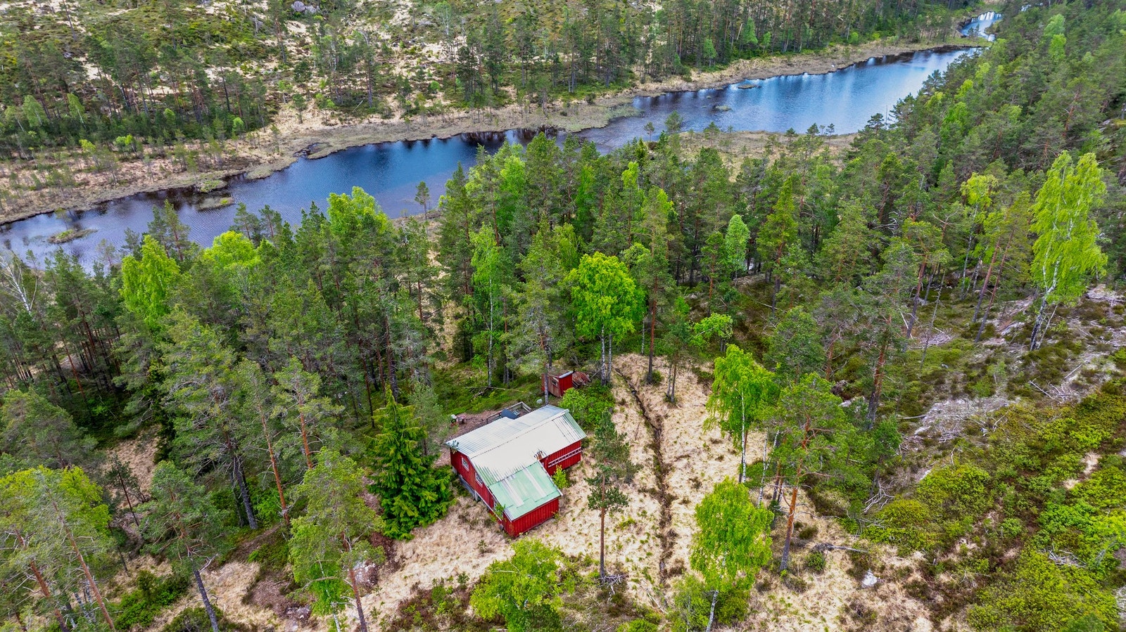 Eldre hytte i skogen som passer godt til jakt, fiske, skogsdrift eller fritidsformål. Galleribilde
