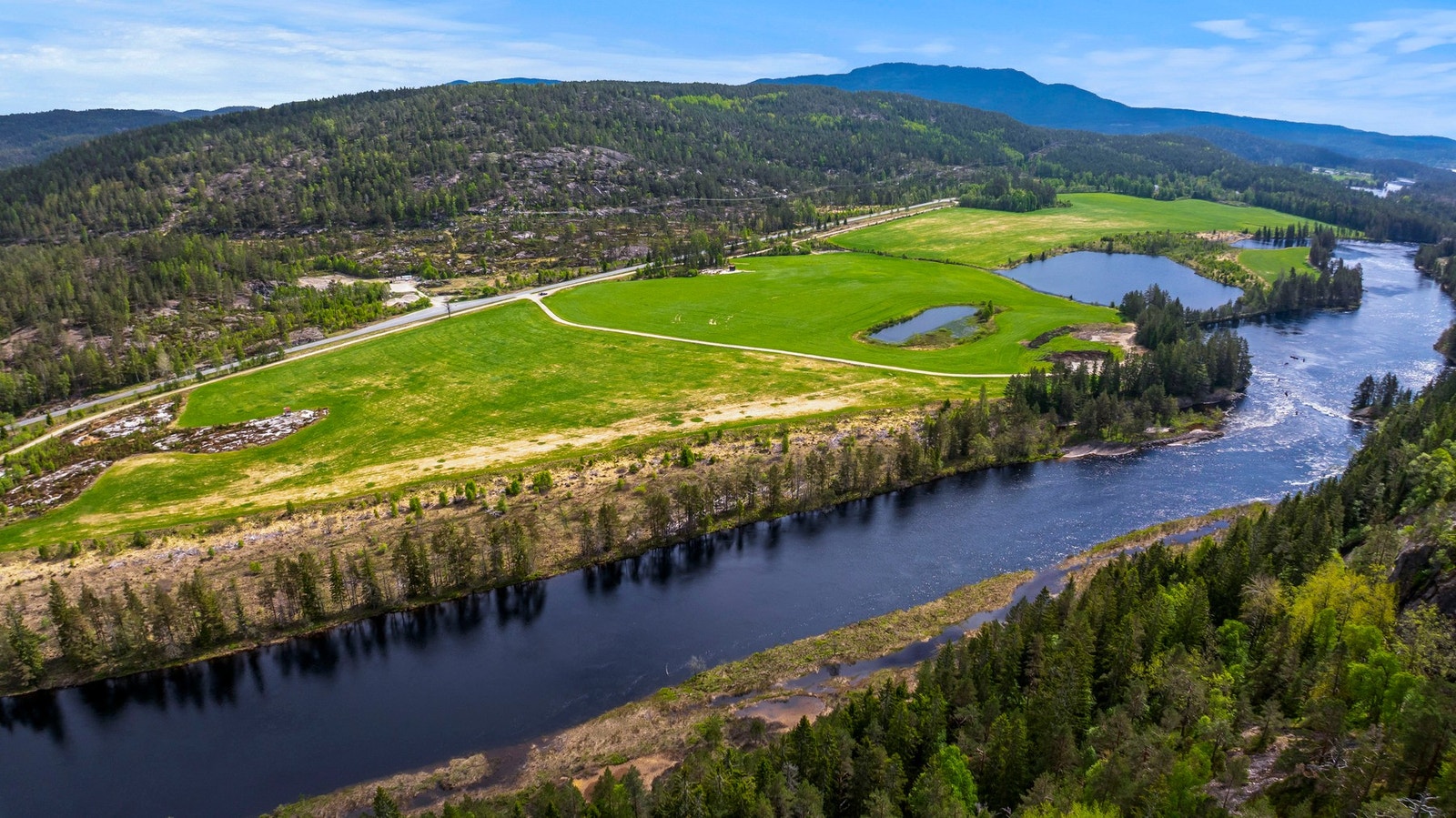 Det er mulig og ta over jordene med en oppsigelsesfrist på 1 år. Galleribilde