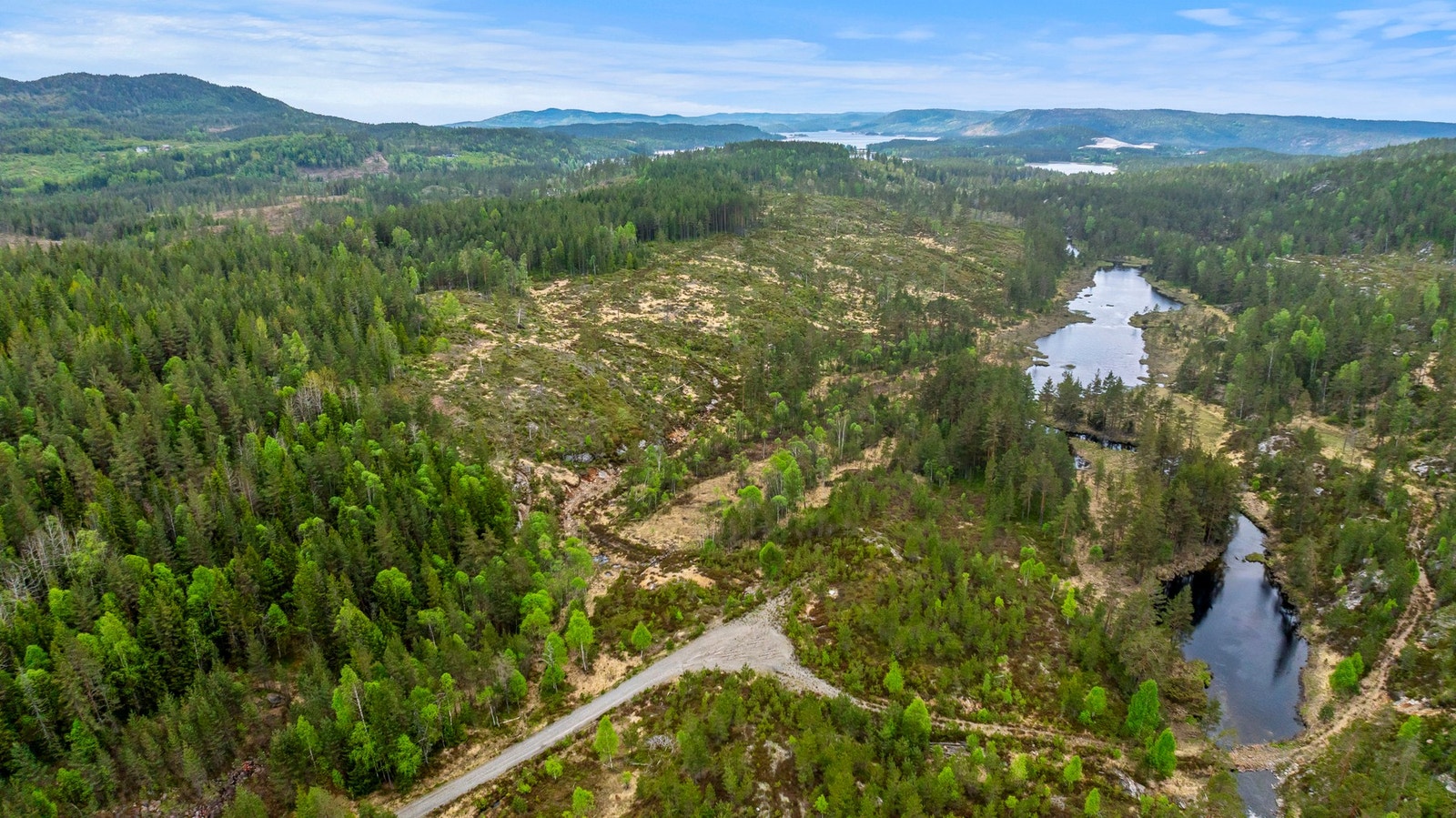 Ligger idyllisk til langs Ufselva Galleribilde