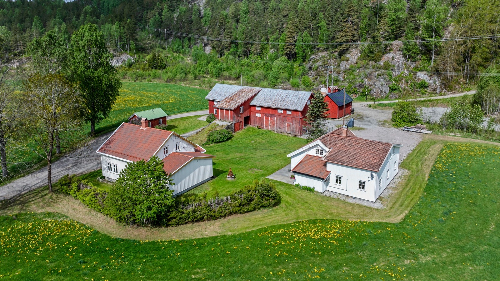 Pent opparbeidet tun med flere bygninger Galleribilde