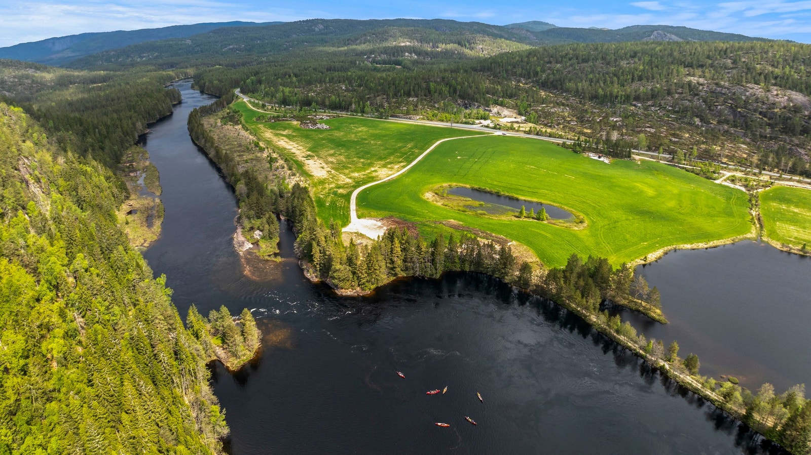 Ivrige padlere i elven Galleribilde