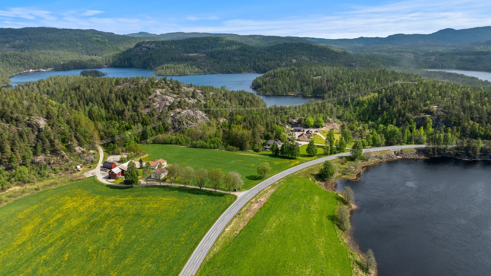 Gården med Mjonevatn i bakgrunnen Galleribilde