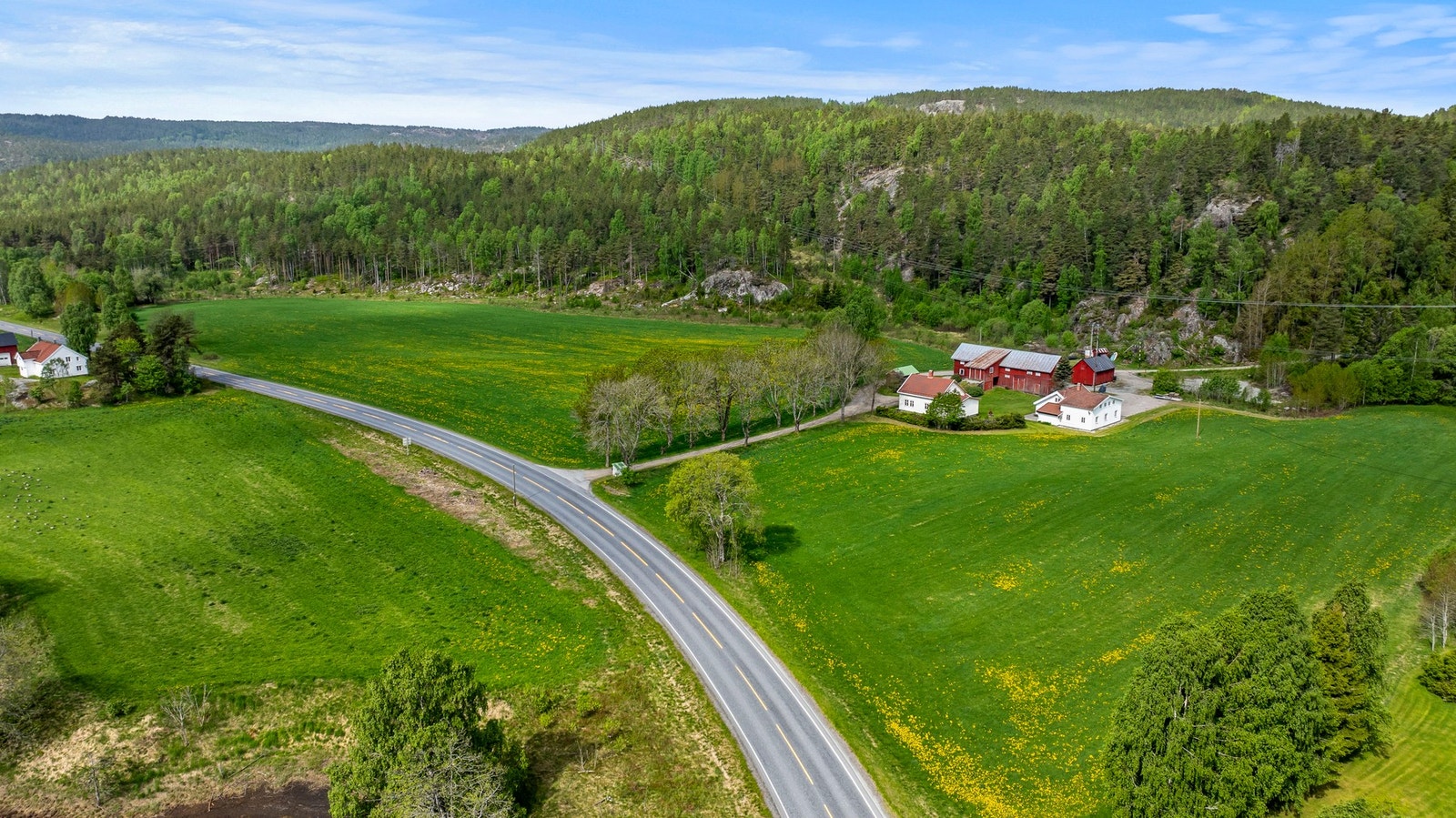 Tunet ligger tilbaketrukket fra veien Galleribilde