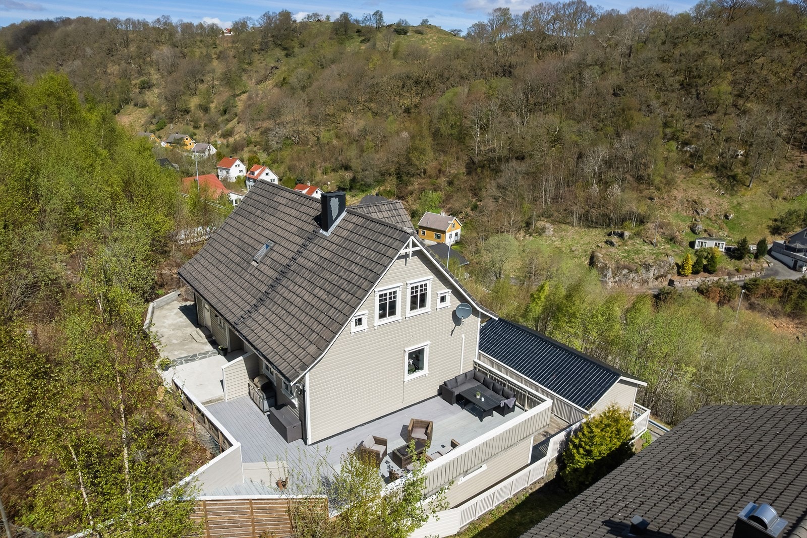 Eiendommen ligger høyt og fritt med gode solforhold. Galleribilde