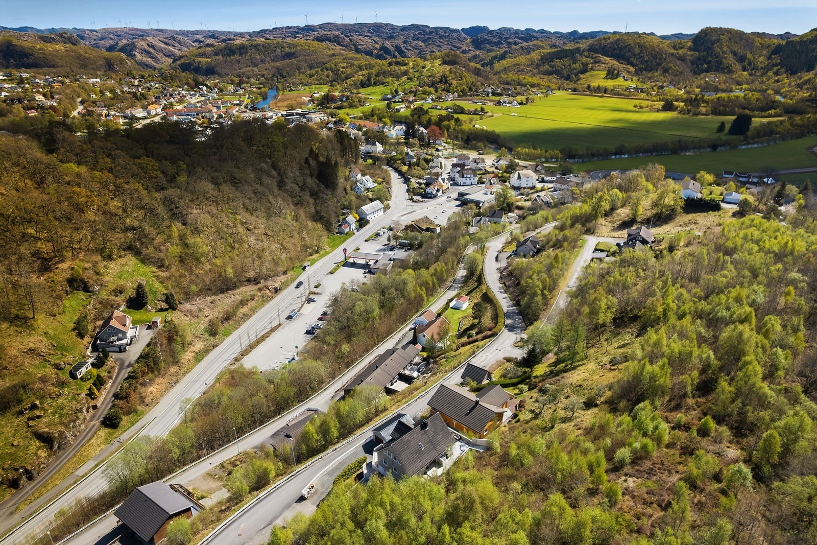 Fra eiendommen er det kort vei til dagligvarebutikker som Kiwi, kun 600 meter unna. Galleribilde