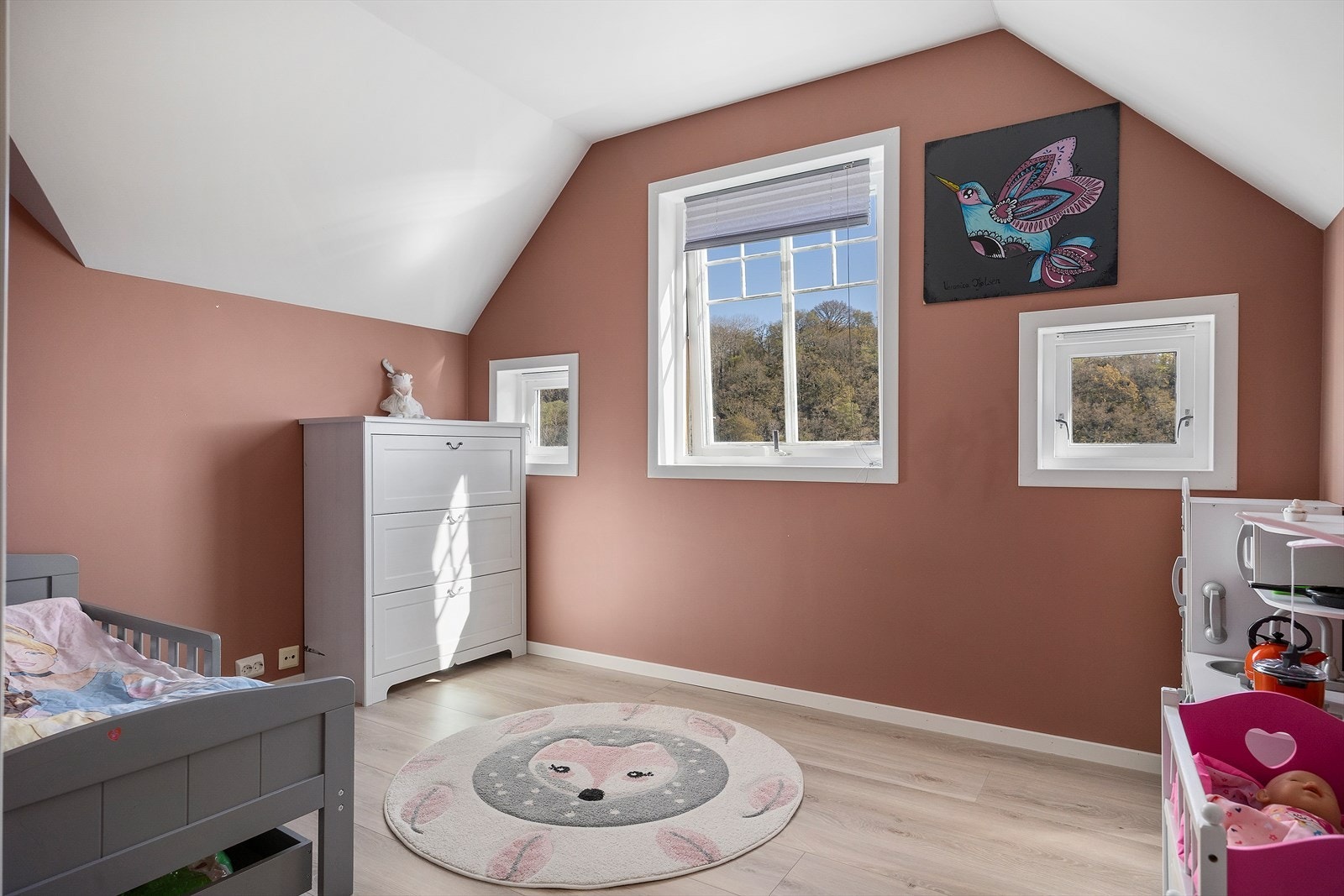 Lyse og trivelige rom som egner seg godt som barnerom, gjesterom eller kontor. Galleribilde