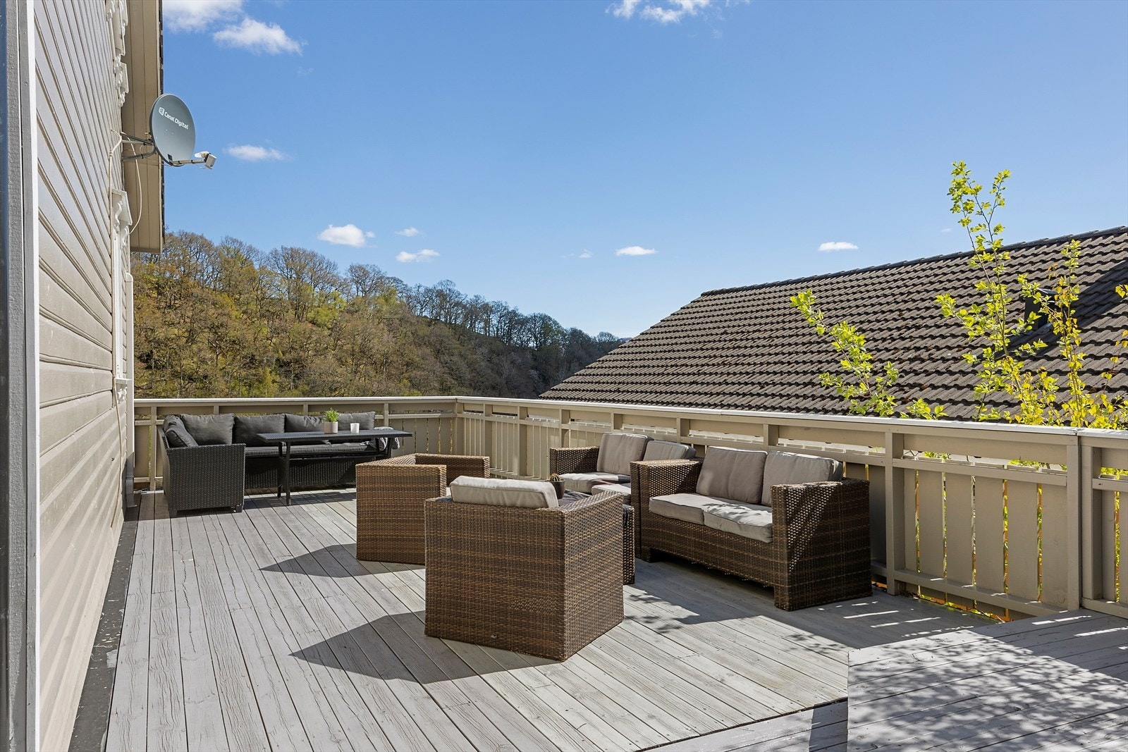 En stor terrasse med god plass til flere sittegrupper for sosiale sammenkomster. Galleribilde