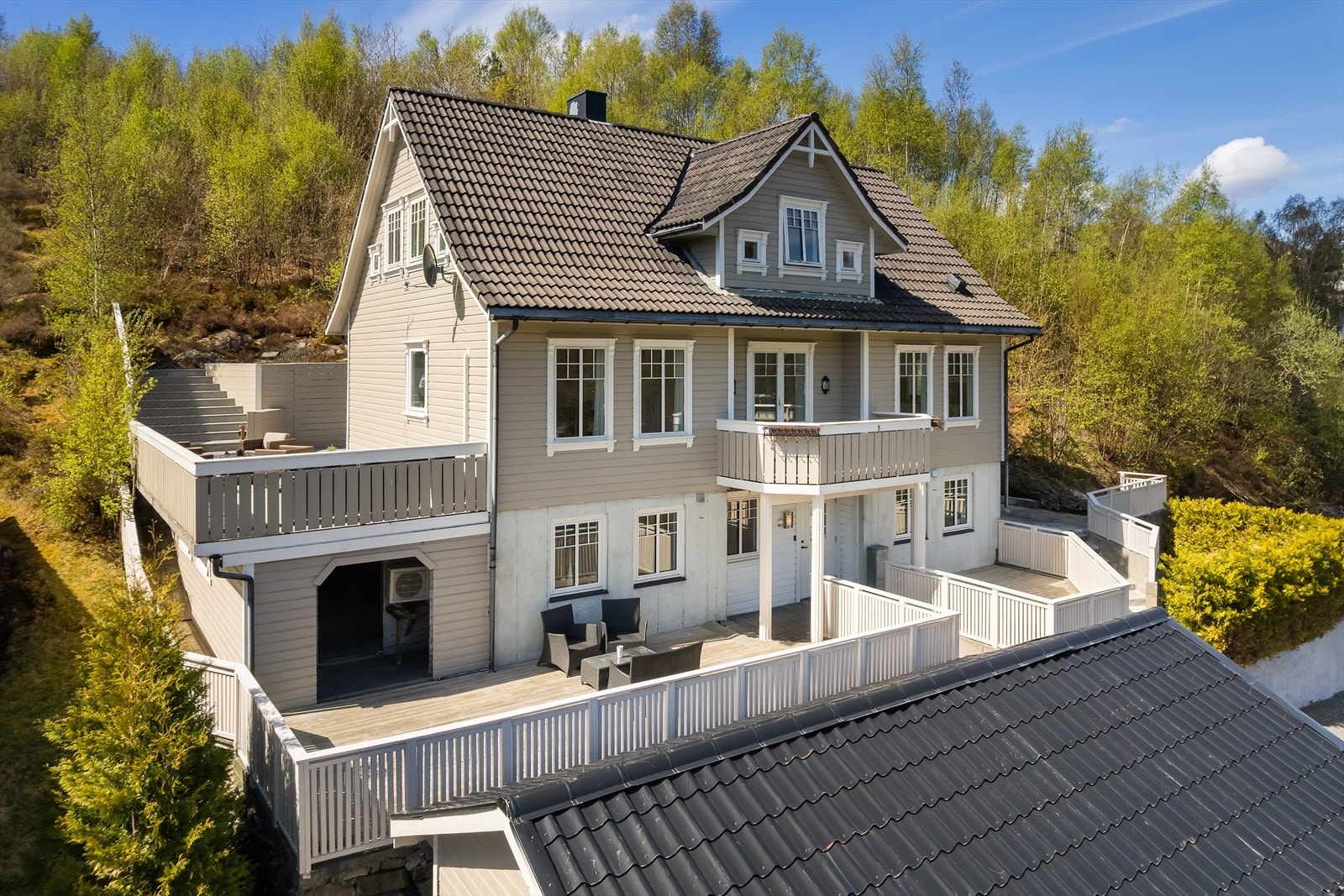 En innholdsrik og velholdt enebolig med egen utleiedel og frittliggende garasje. Galleribilde