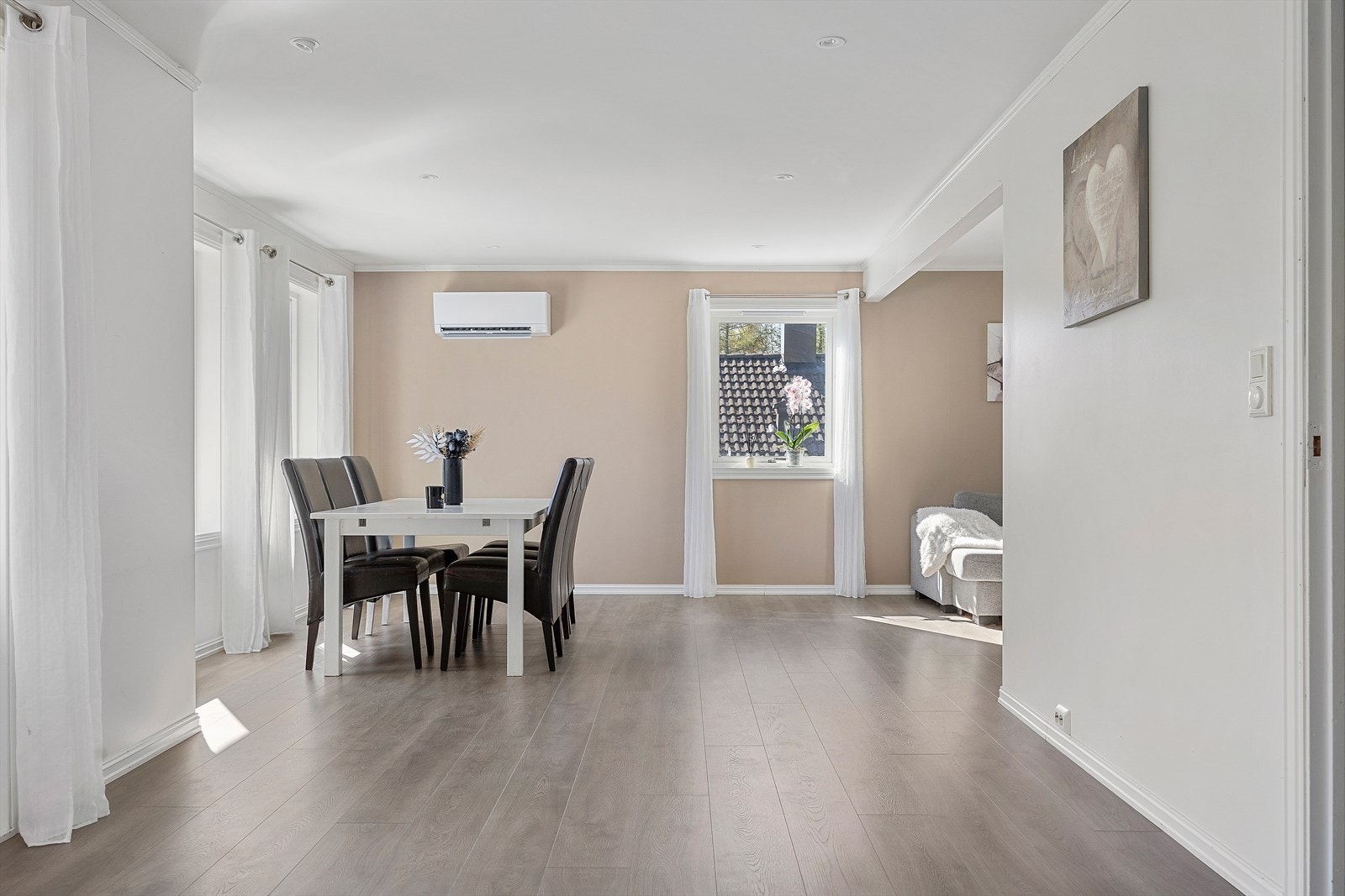 Hovedetasjen har en romslig stue med god plass til både spisebord og sofagruppe. Galleribilde