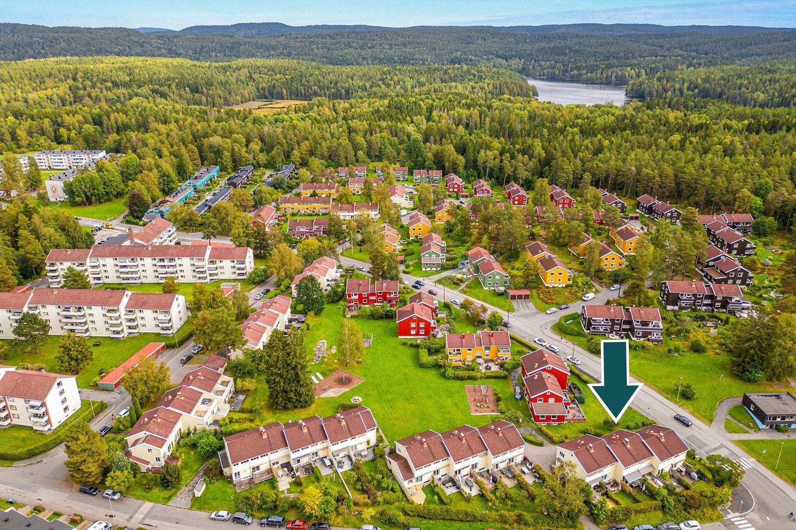 Her kan store og små boltre seg i felleshagen, på egen balløkke/skøytebane "Pettersen", Haraløkka idrettsanlegg og Østmarkas mange turmuligheter. Galleribilde