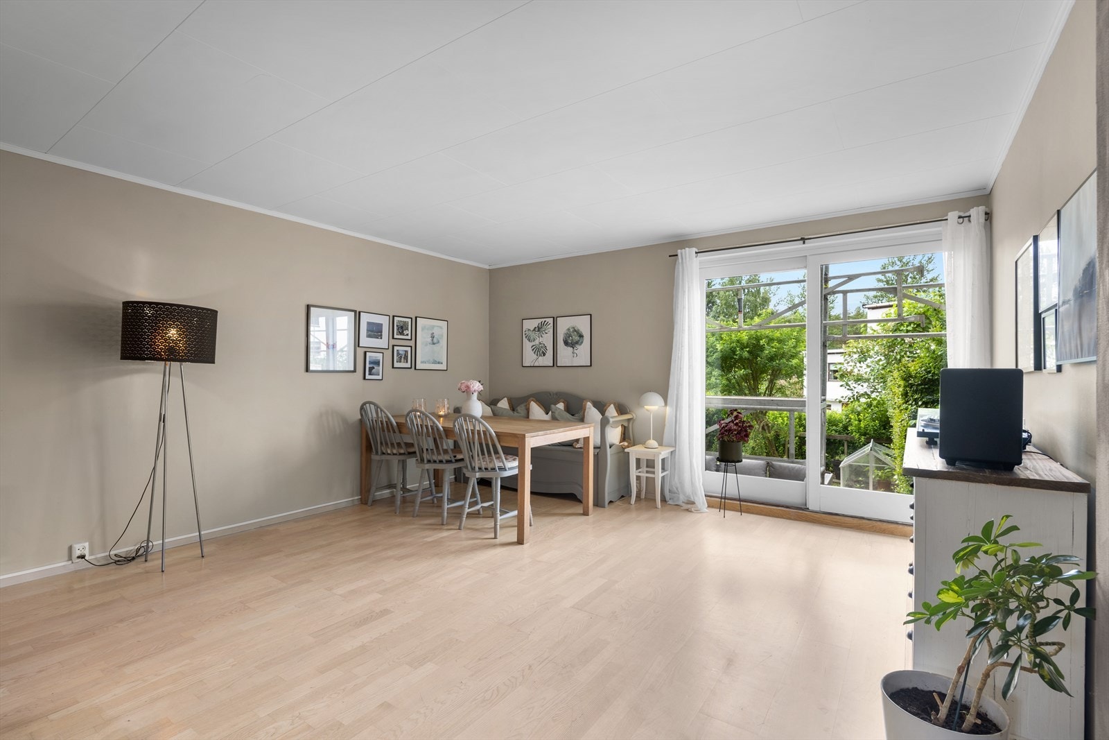 Stuen har plass til både spisebord og sofagruppe. Galleribilde