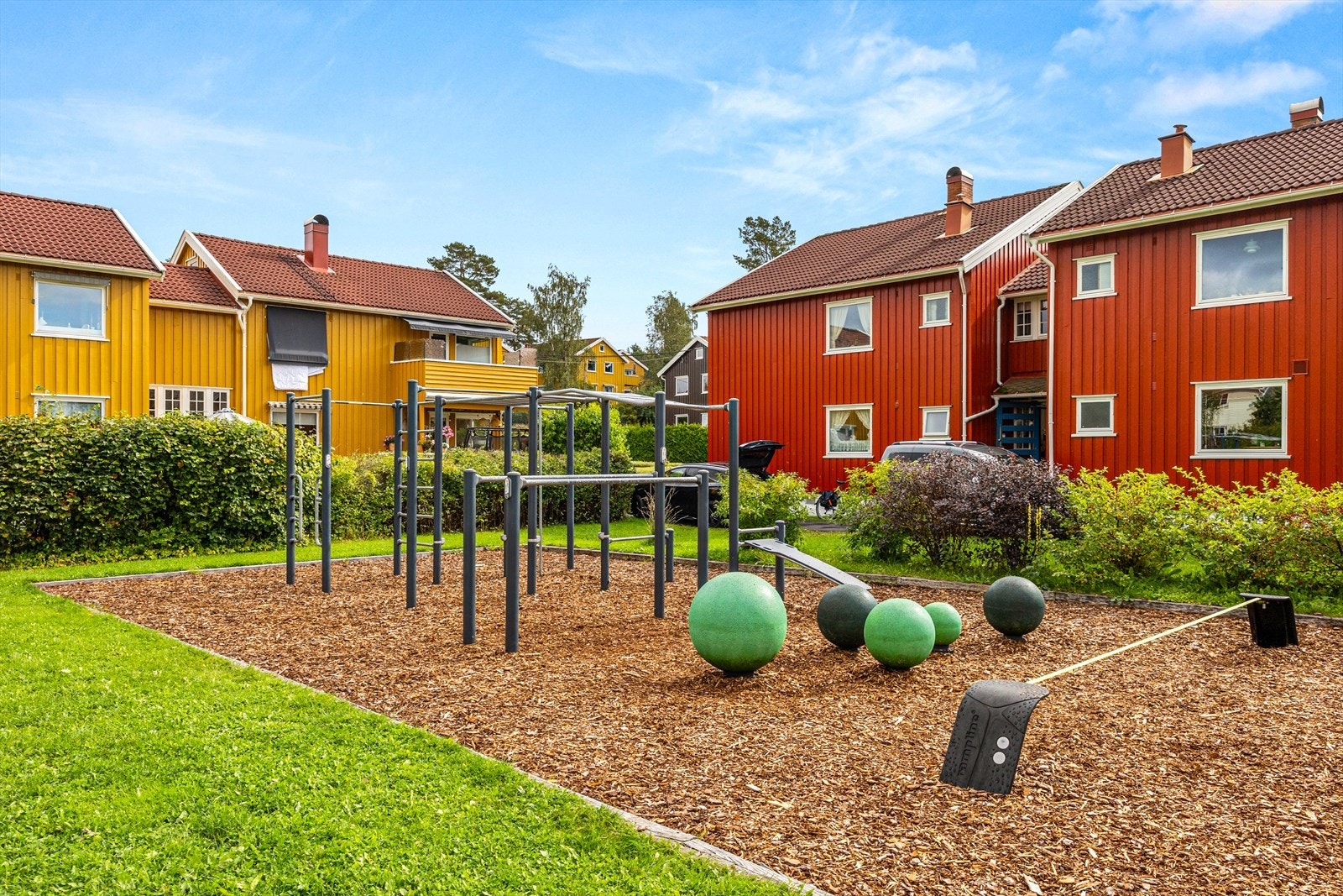 Borettslaget har flotte fellesområder med blant annet lekeapparater for barn i alle aldre. Felleshagen er skjermet fra vei og er et flott sted for barna å leke trygt. Galleribilde
