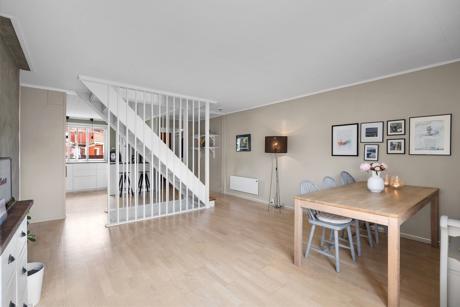 Den åpne trappen til andre etasje er et sentralt element i rommet. Galleribilde