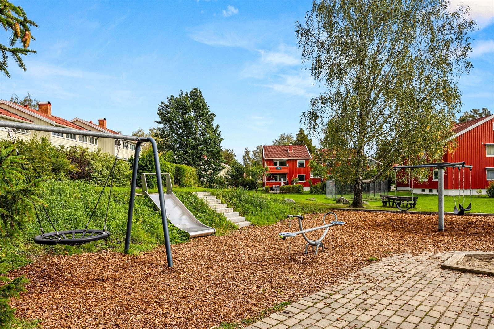 Området er preget av rolige veier og trygge omgivelser. Her vil både store og små trives! Galleribilde
