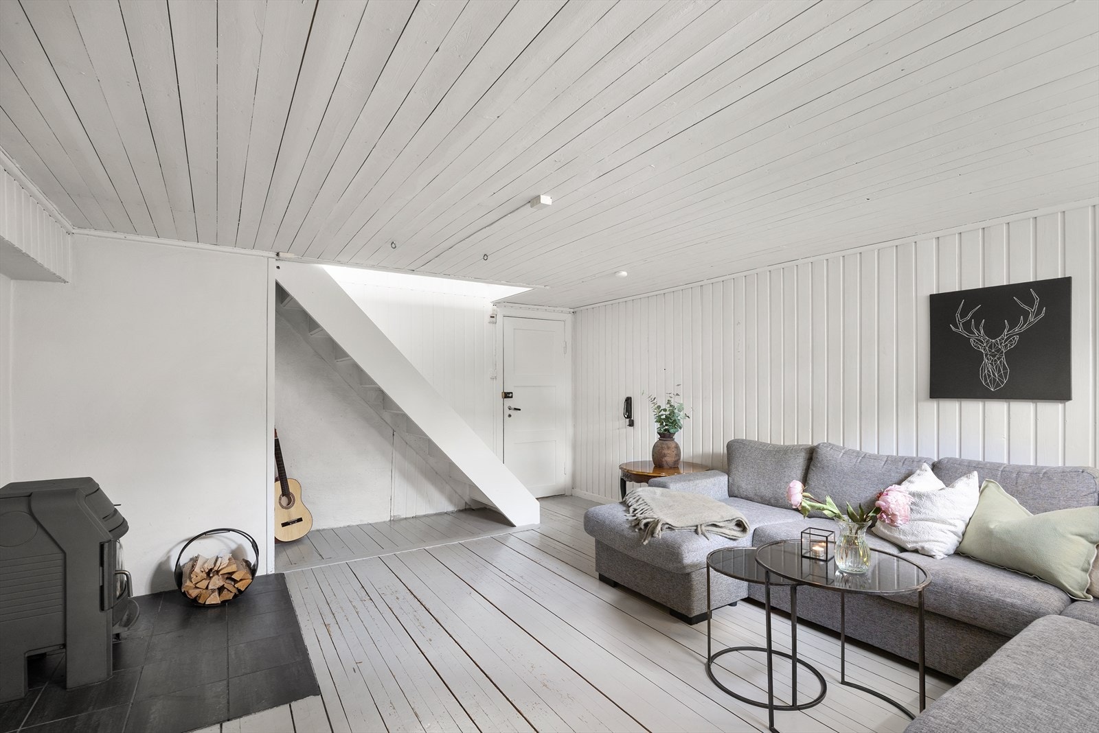 I kjellerstuen er det et ildsted som gir varme og hygge. Galleribilde