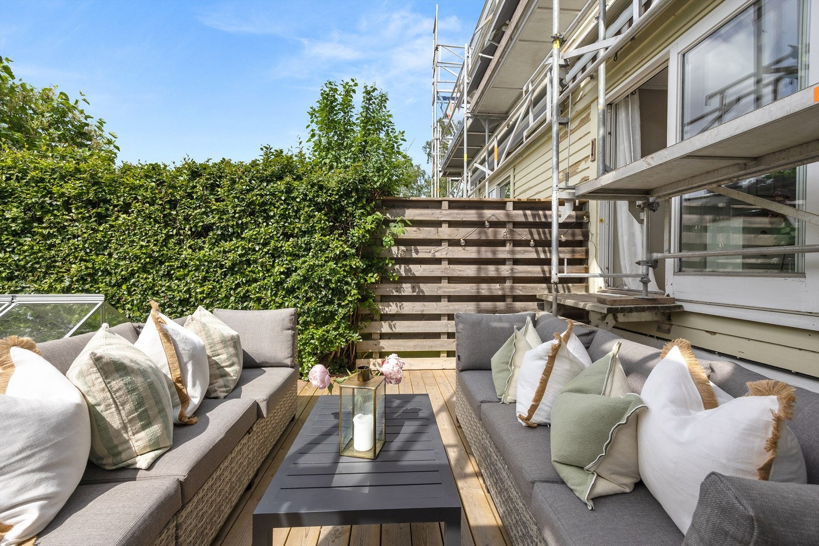 Vestvendt terrasse på 20 m² med god plass til utemøbler. Uteplassen er skjermet med hekk, noe som gir en privat atmosfære. Galleribilde