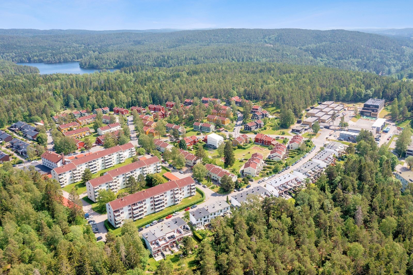 Beliggenheten gir umiddelbar nærhet til turstier og skiløyper i Østmarka. Galleribilde