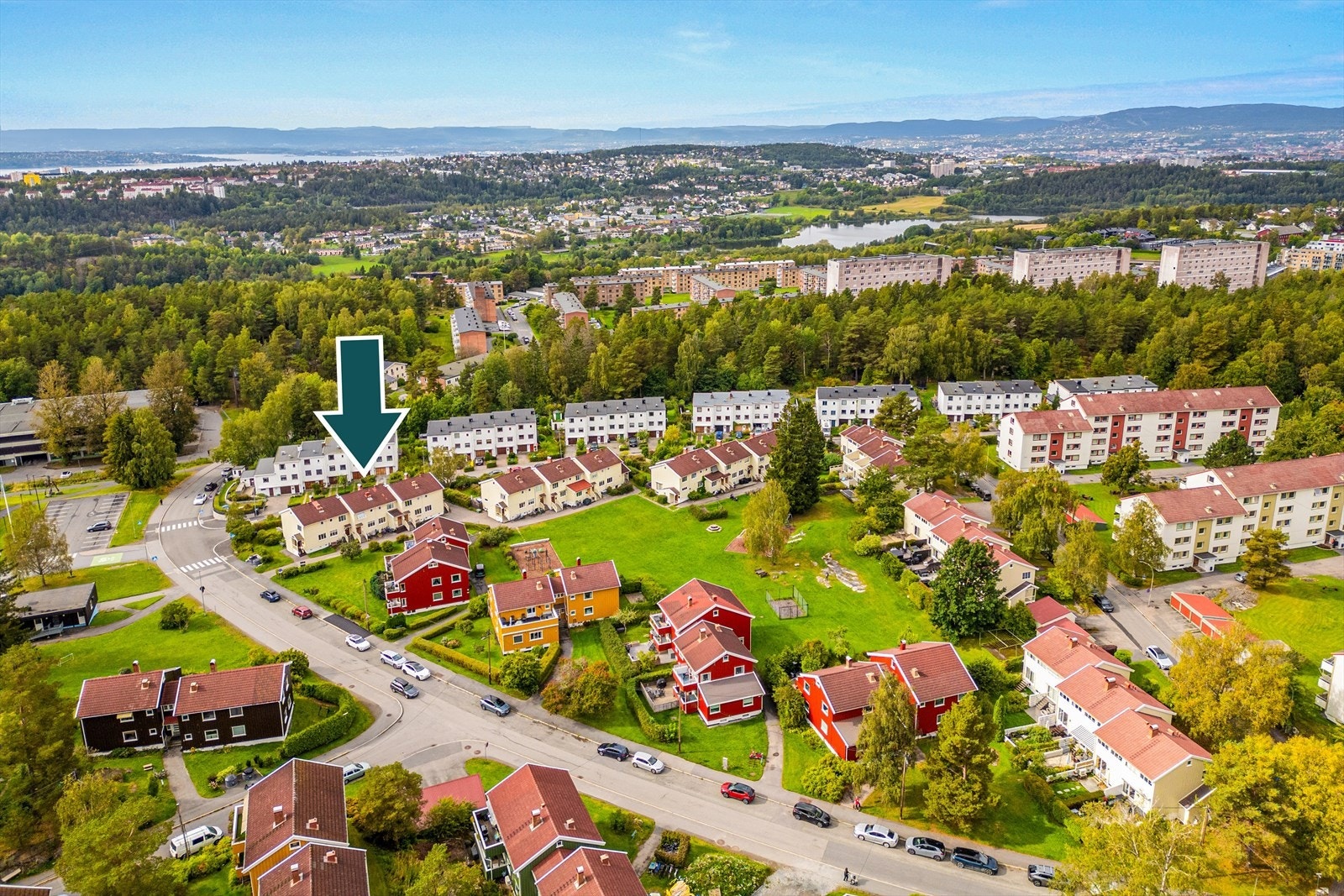 Her bor du i et veletablert og barnevennlig borettslag med store, grønne fellesarealer. Galleribilde
