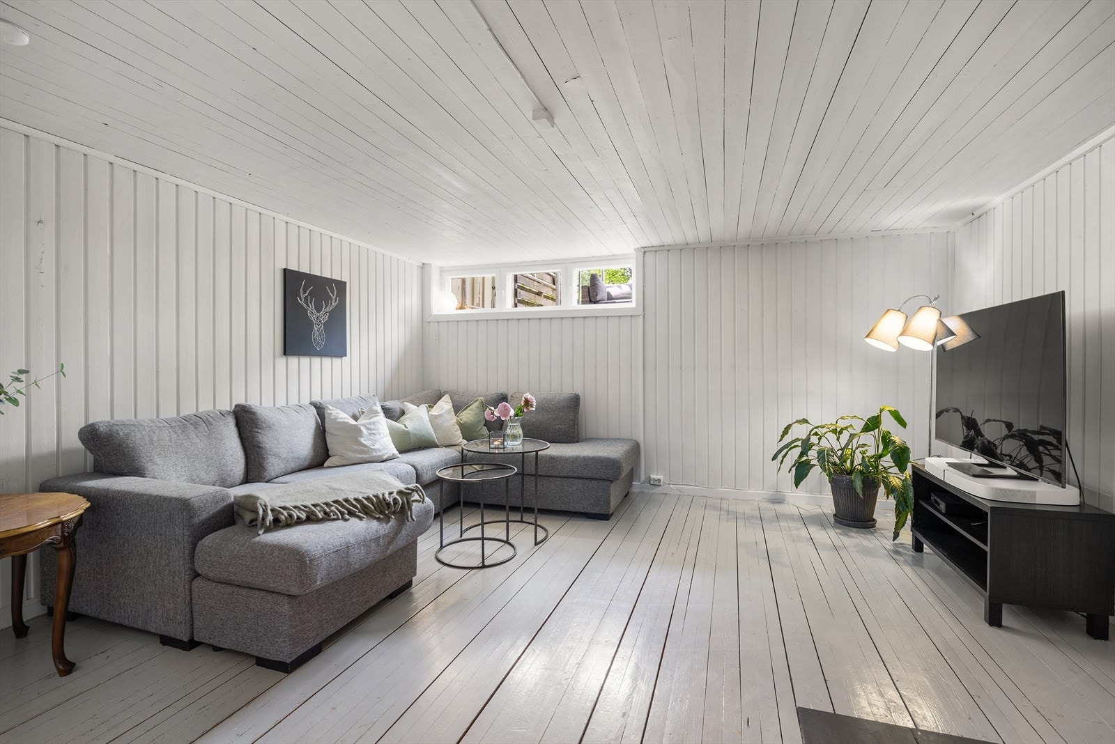 Innredet kjellerstue (ikke godkjent) gir ekstra plass for lek eller TV-krok. Galleribilde