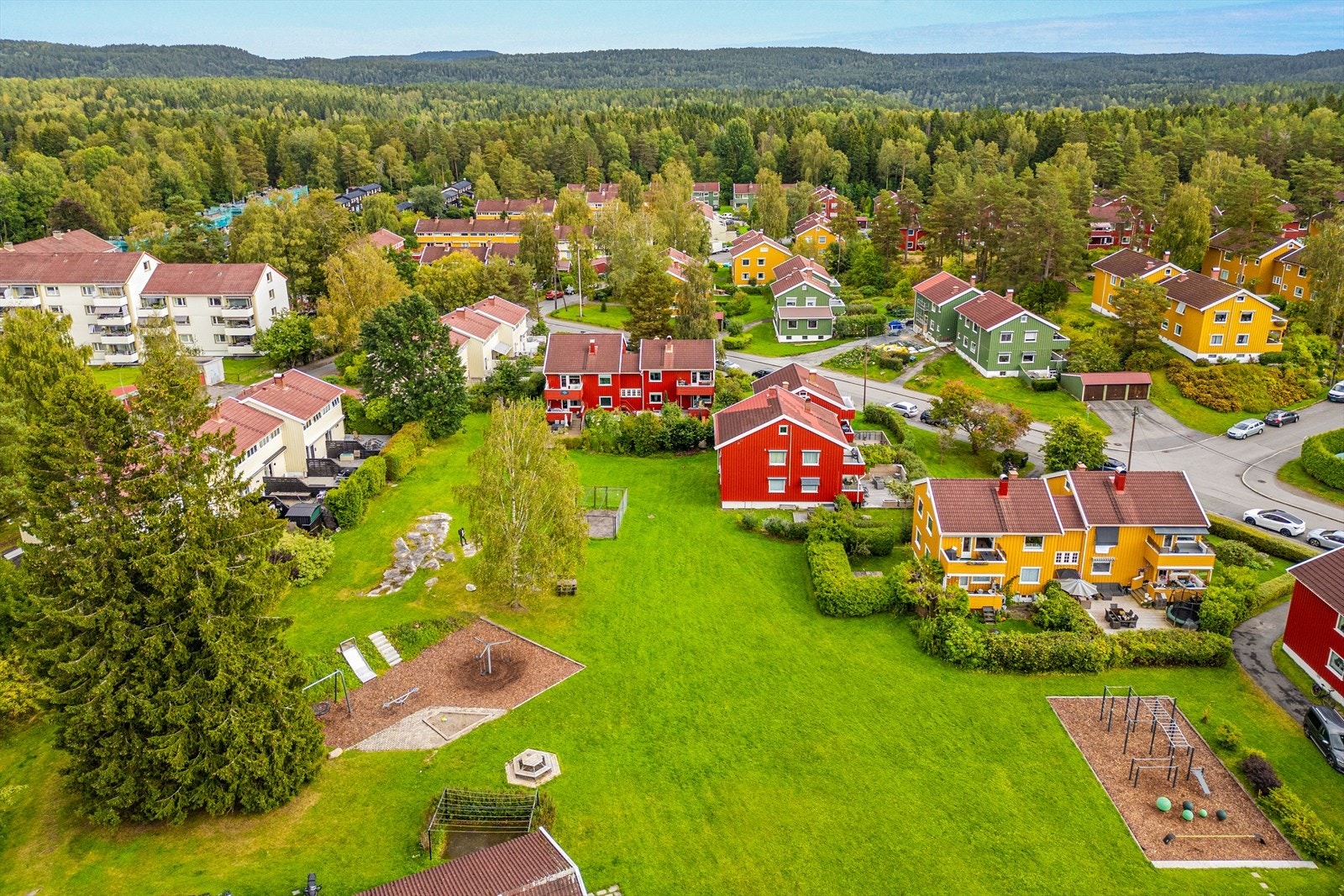Et arealeffektivt rekkehus over tre plan, med Østmarka som nærmeste nabo. Galleribilde