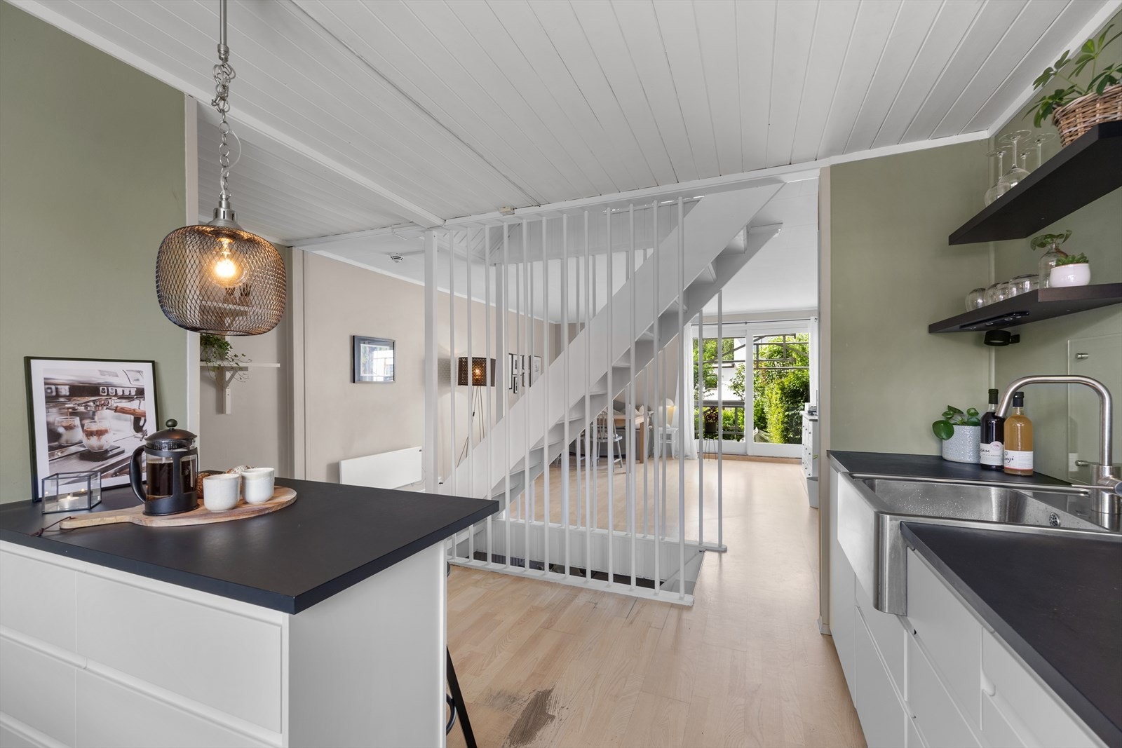 Det er åpnet mellom kjøkken og stue som gir en moderne planløsning- her kan du prate med gjestene mens du kokkelerer. Galleribilde