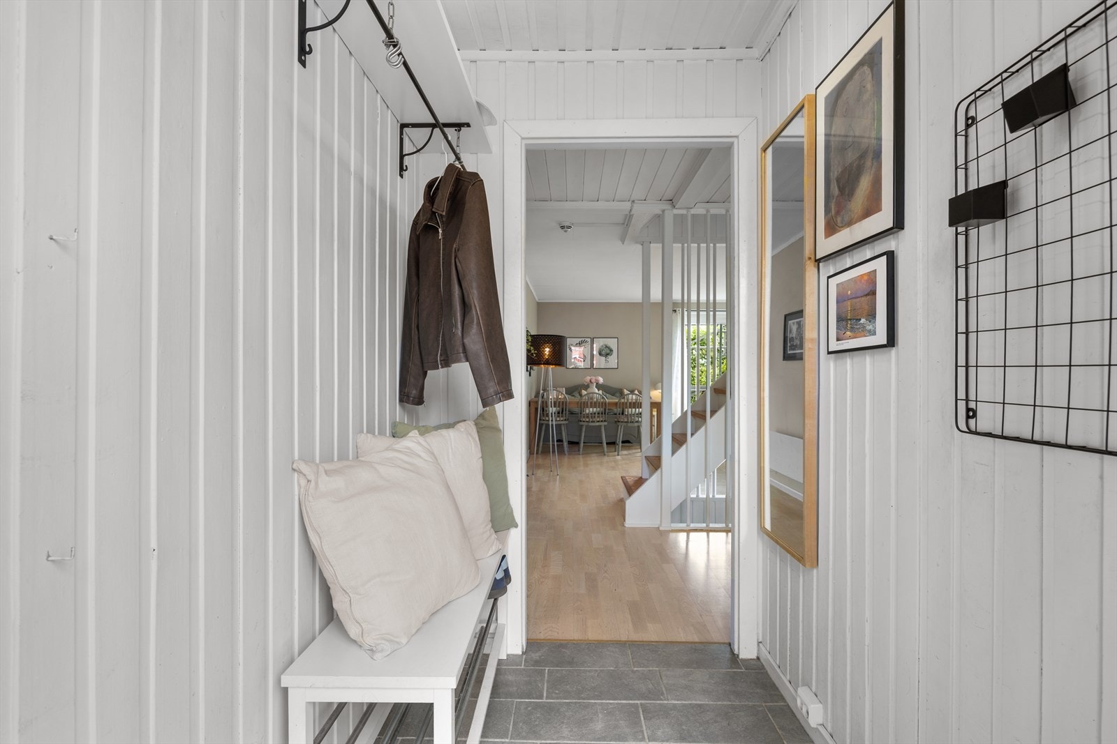 God plass til å henge fra seg yttertøy, entréen leder videre inn til en åpen stue-/kjøkkenløsning. Galleribilde