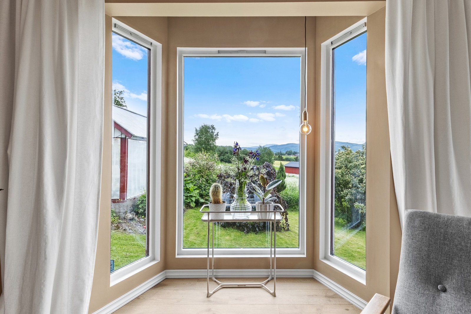 Utsikt ut mot hagen. Galleribilde
