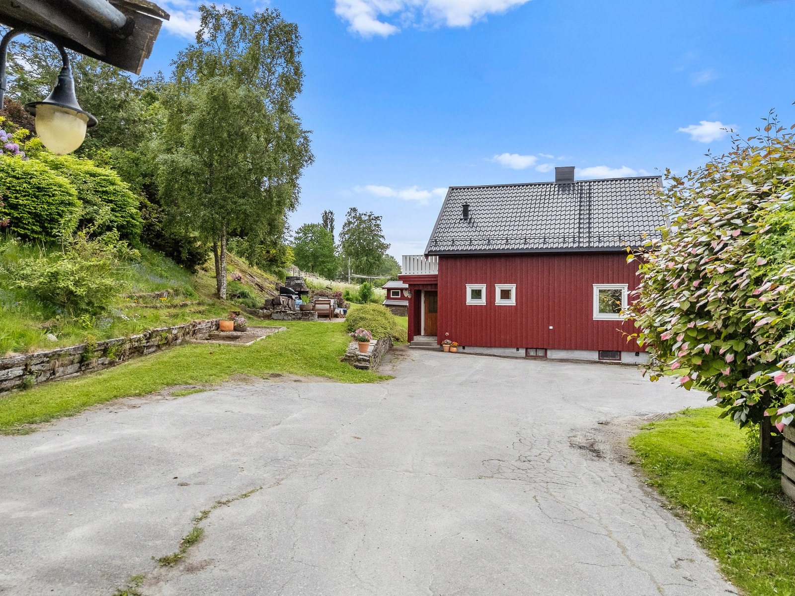 Romslig gårdsplass og stor tomt. Galleribilde