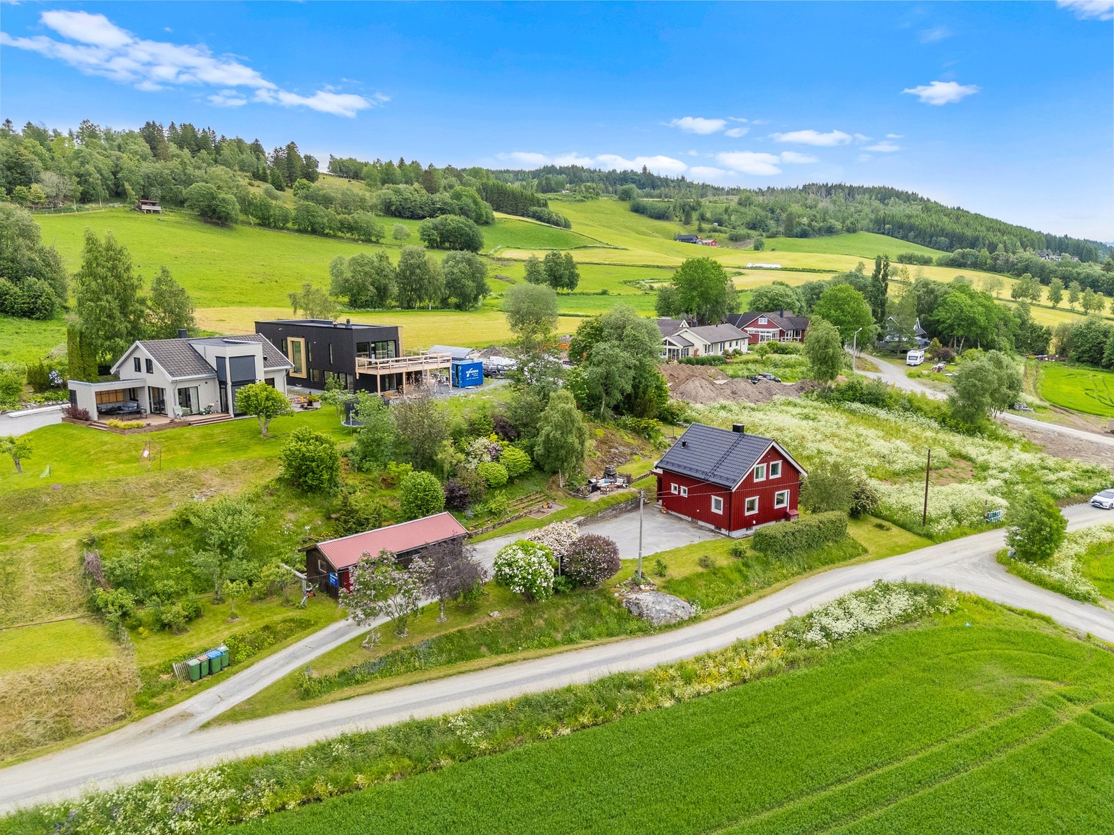 Romslig tomt og vesentlig oppusset hus. Galleribilde