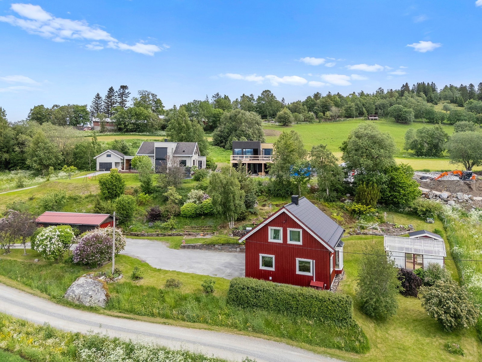 Stor og romslig tomt. Ligger landlig til med relativ kort vei til den nye skole. Galleribilde